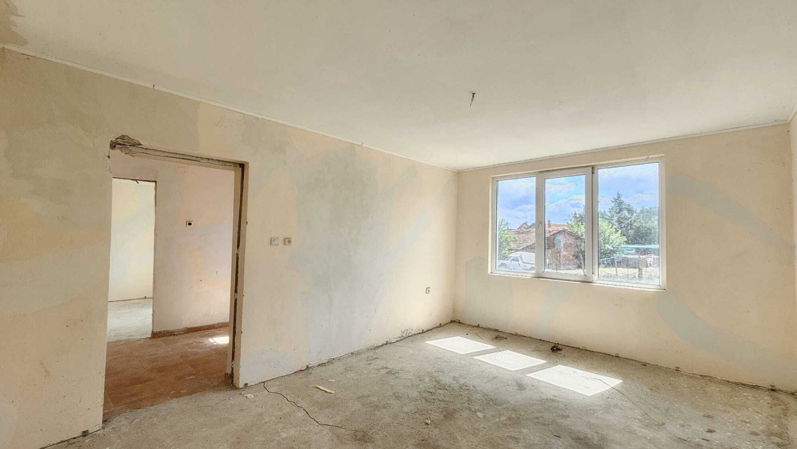 Bungalow in need of renovation in the village of Dyulevo, Bulgaria