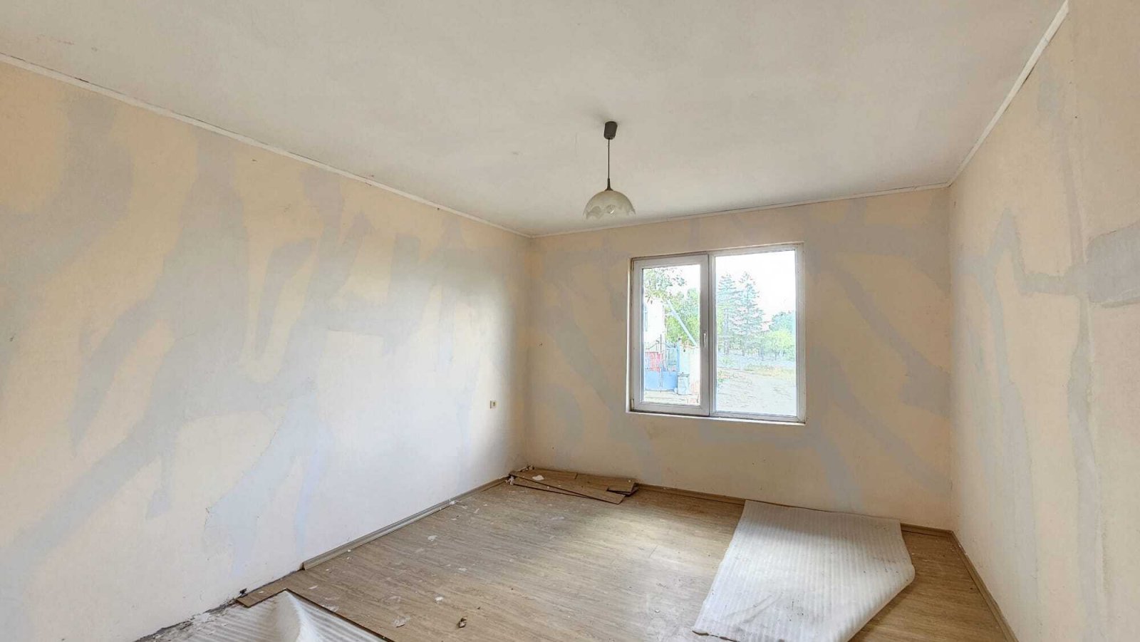 Bungalow in need of renovation in the village of Dyulevo, Bulgaria