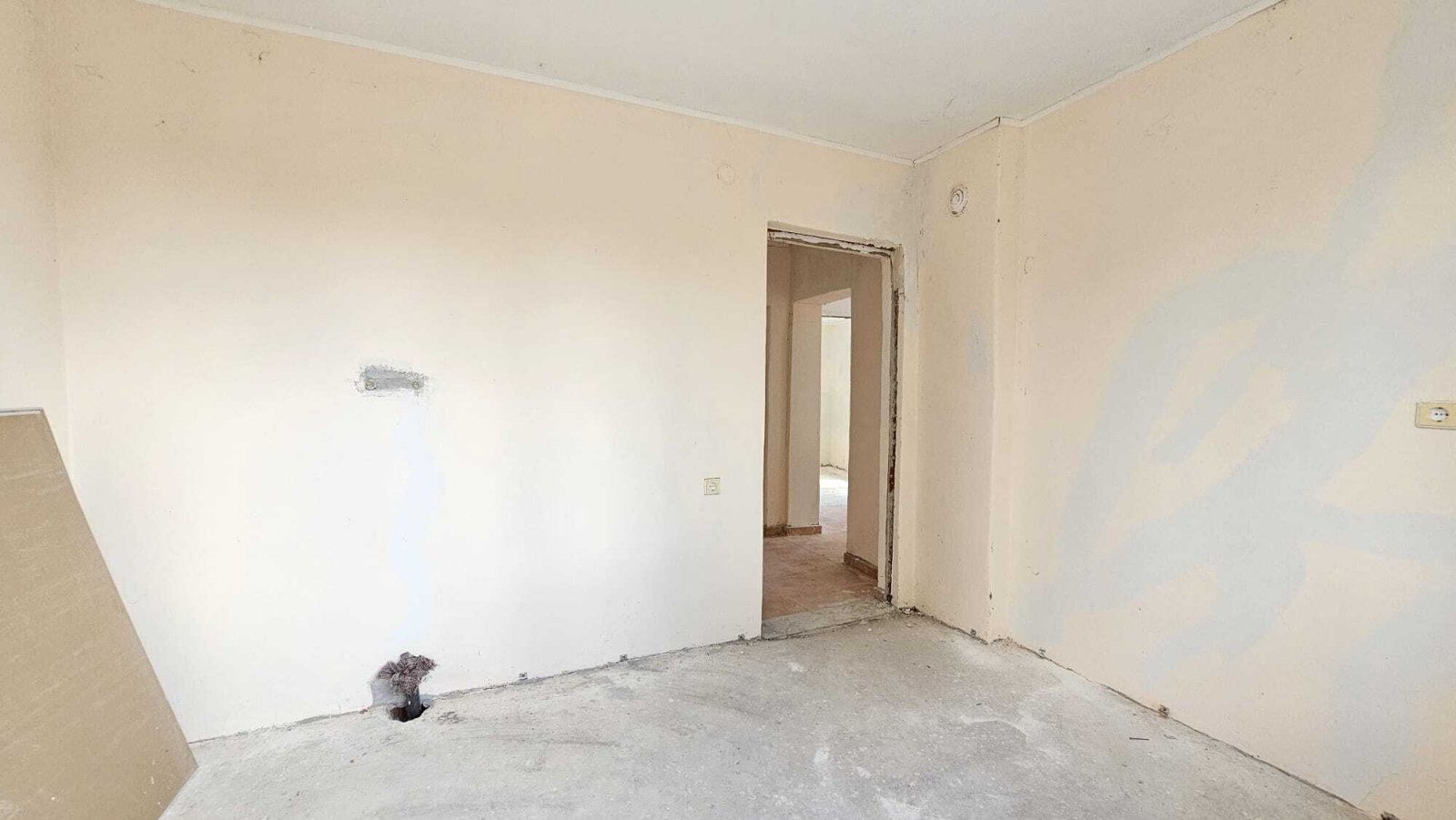 Bungalow in need of renovation in the village of Dyulevo, Bulgaria