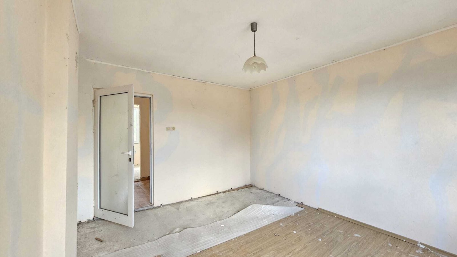 Bungalow in need of renovation in the village of Dyulevo, Bulgaria