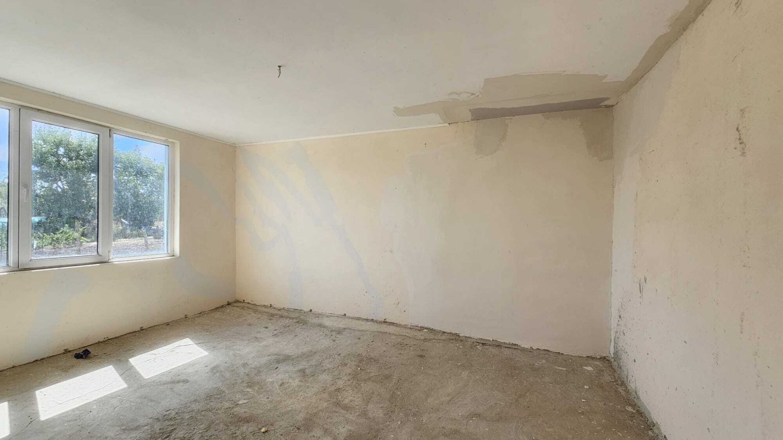 Bungalow in need of renovation in the village of Dyulevo, Bulgaria