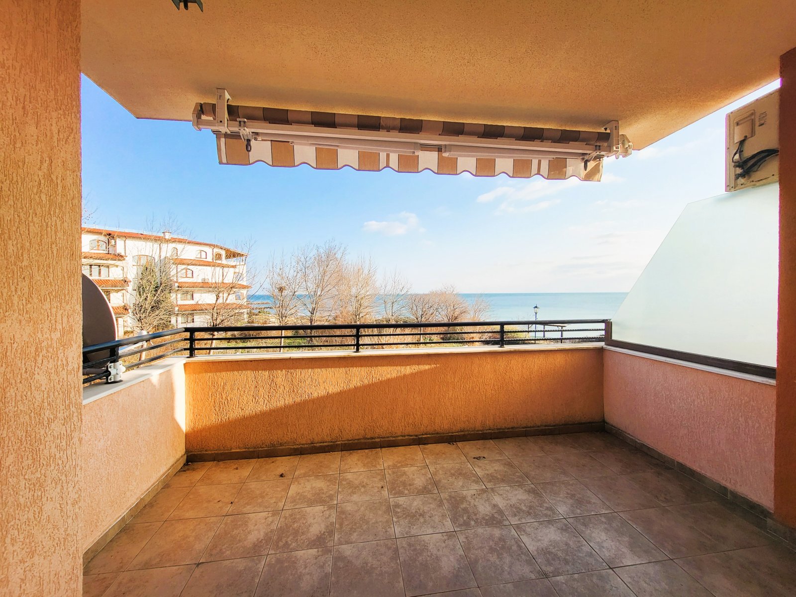 3-room apartment with sea view directly on the first line in Coastal Dreams, Sveti Vlas, Bulgaria