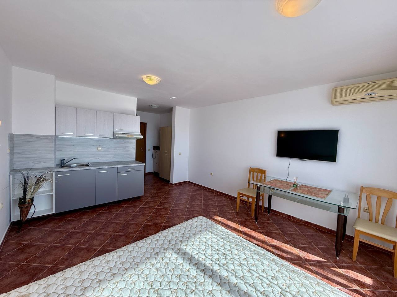 Studio with sea view in the Arkite complex in Kosharitsa