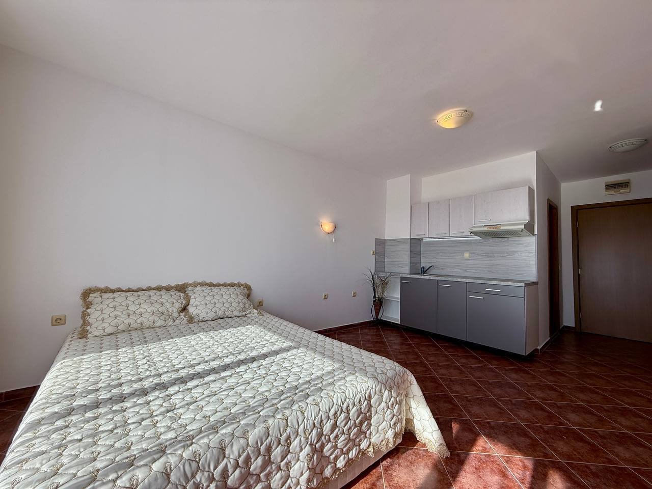 Studio with sea view in the Arkite complex in Kosharitsa