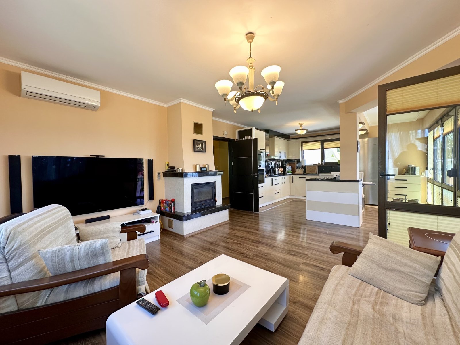 Two-story house with swimming pool in Kosharitsa