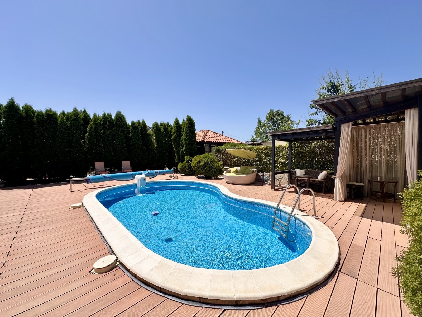 Two-story house with swimming pool in Kosharitsa