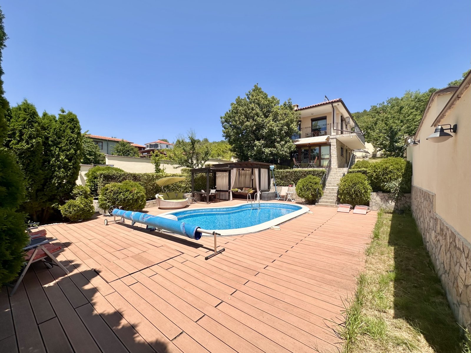 Two-story house with swimming pool in Kosharitsa