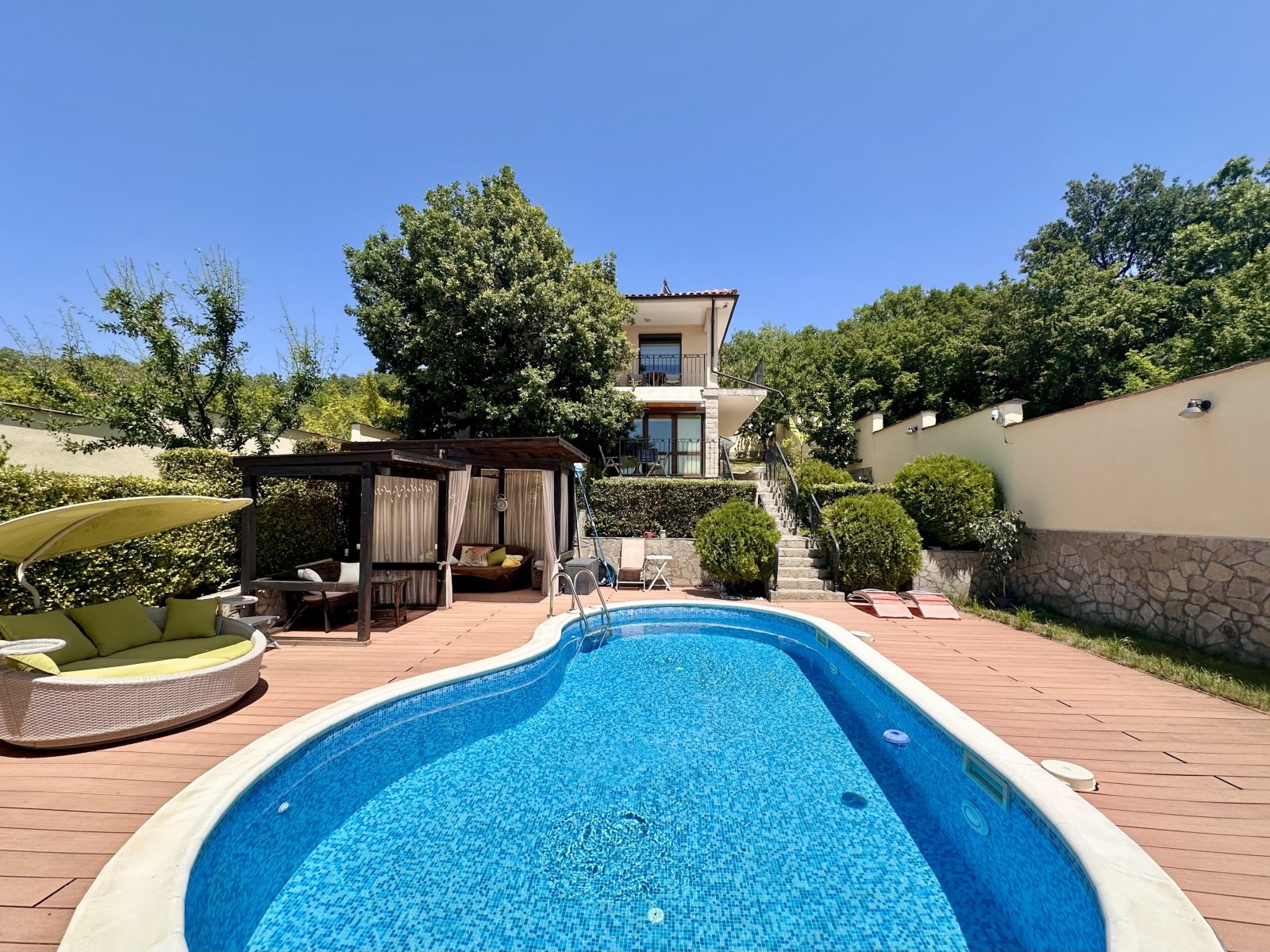 Two-story house with swimming pool in Kosharitsa