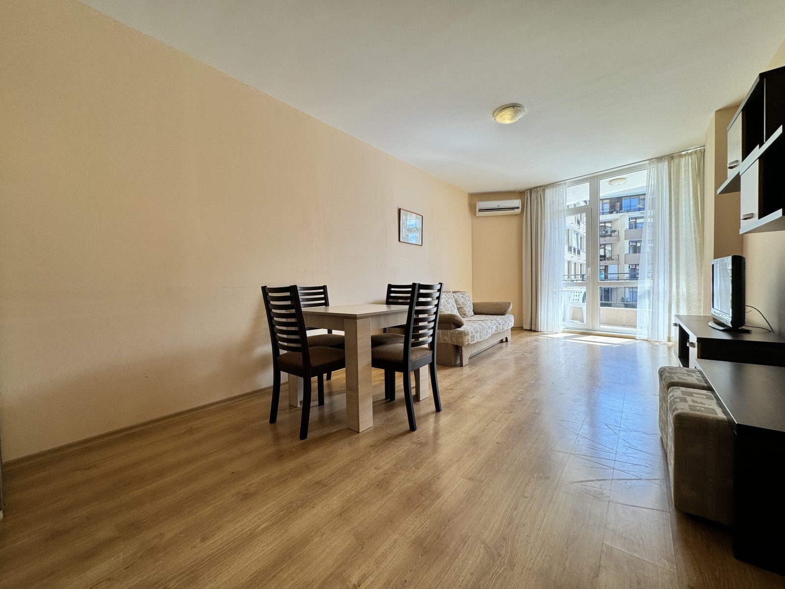 Two-room apartment in the Luxor complex in Sveti Vlas with a view of the pool.