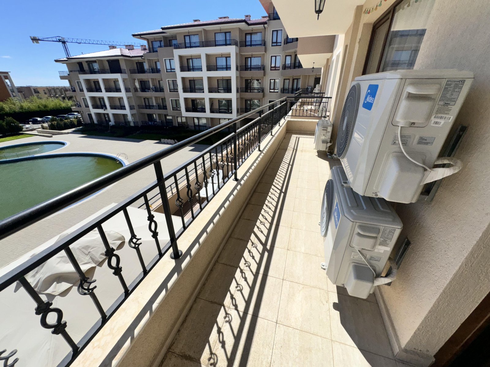 Three-room apartment with a view of the pool in the Sea Dreams complex in Sveti Vlas