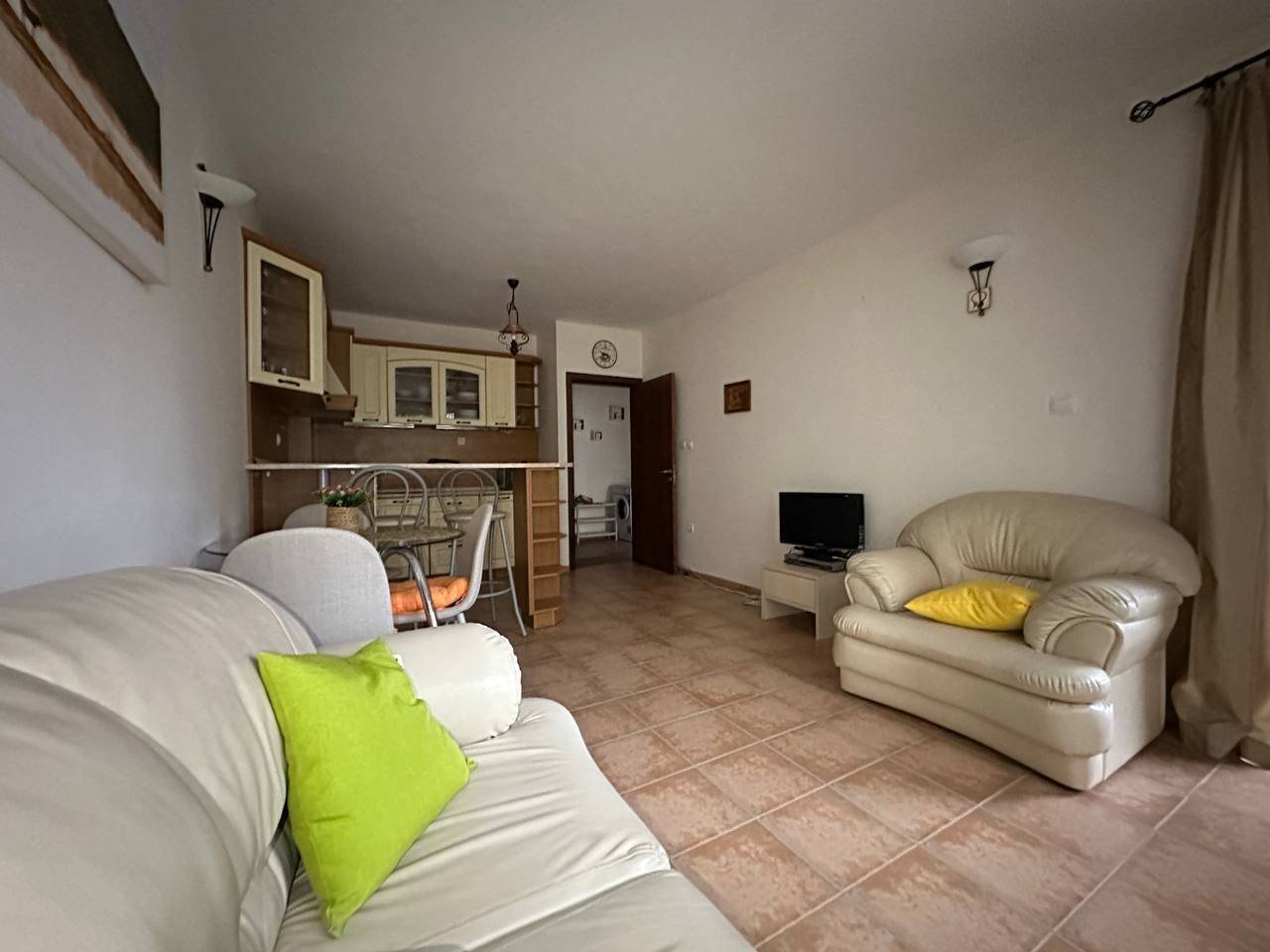 Three-room apartment in the Cascadas 1 complex – with a view of the pool