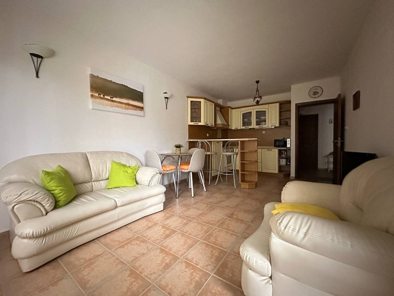 Three-room apartment in the Cascadas 1 complex – with a view of the pool