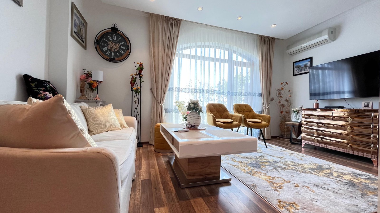 Two-room apartment in the first line to the beach in Sunny Beach, in the Golden Beach complex.