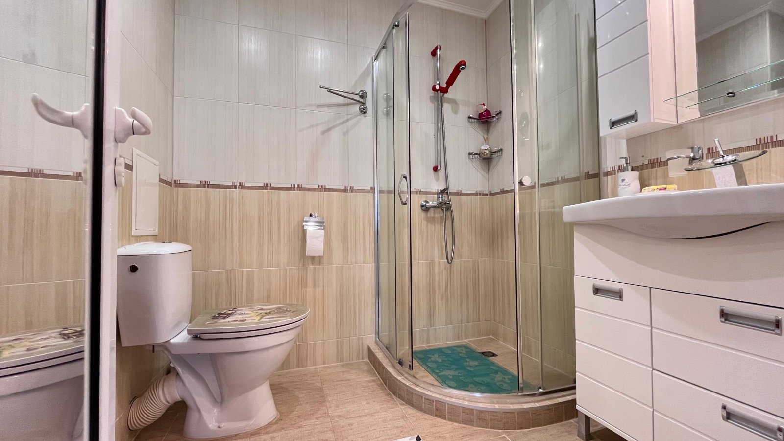 Two-room apartment in the first line to the beach in Sunny Beach, in the Golden Beach complex.