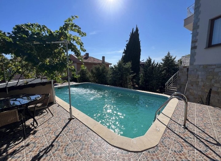 Two-story house with garage in Sveti Vlas