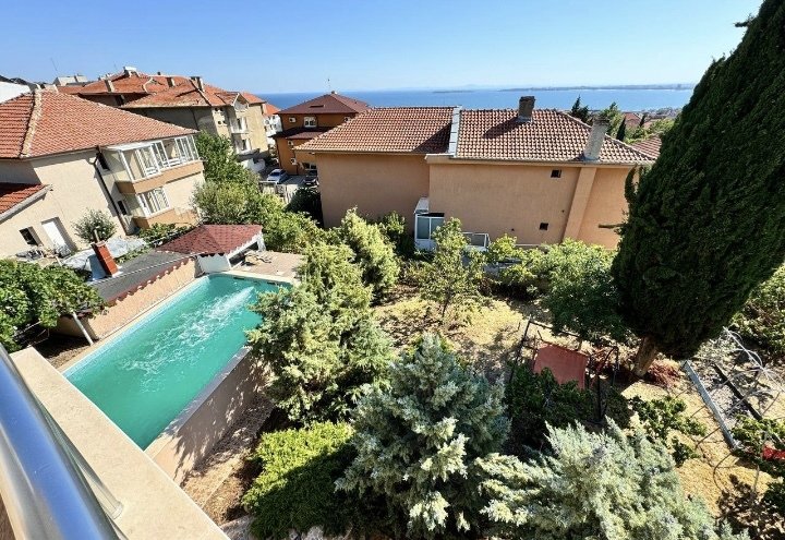 Two-story house with garage in Sveti Vlas