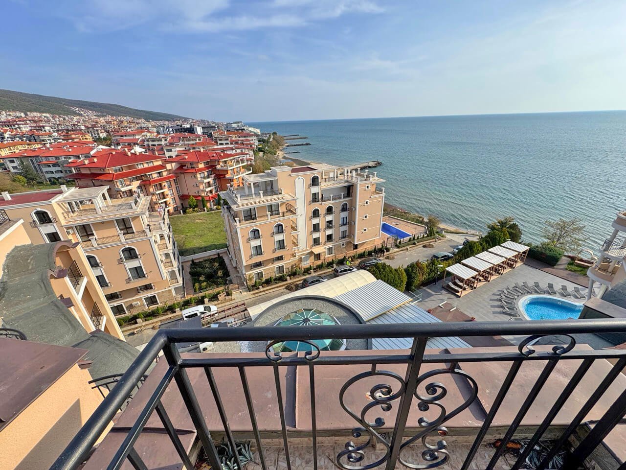 Sveti Vlas: Two-room apartment with sea view in the Grand Hotel complex in Sveti Vlas, Bulgaria. 