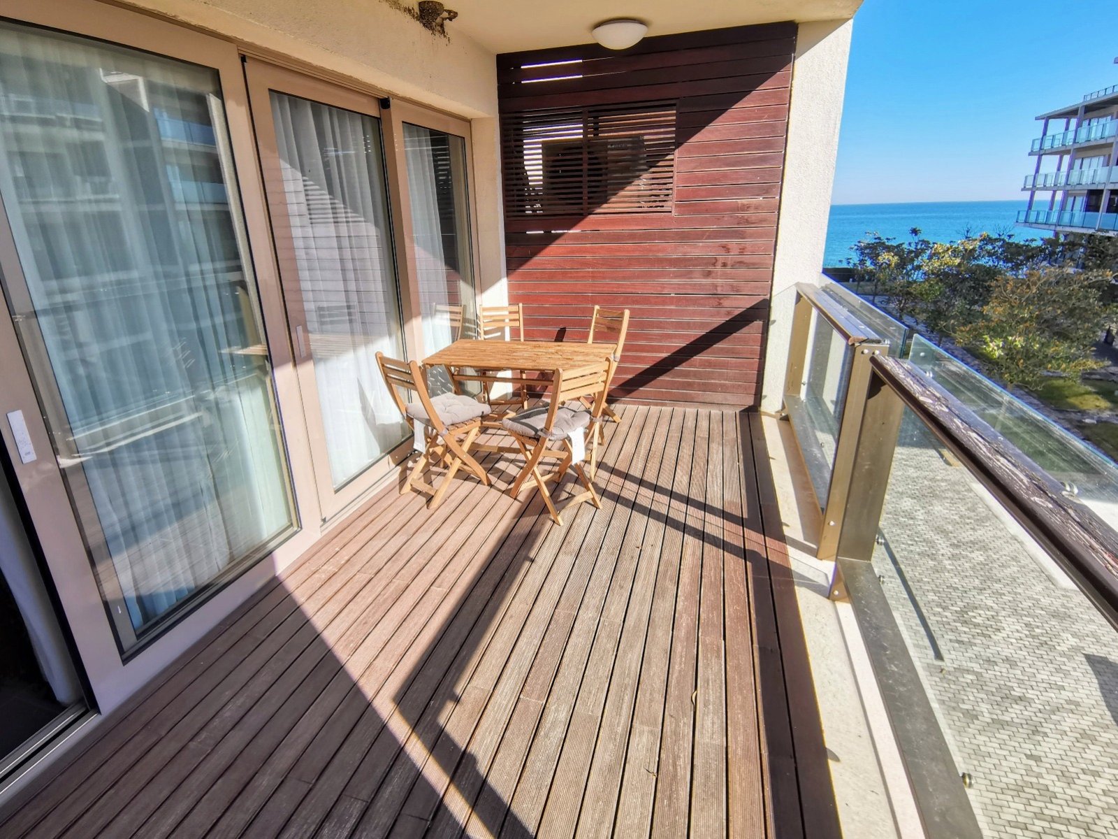 Byala: Furnished apartment with sea and mountain views in a luxurious residential complex on the first line of the sea in Obzor 