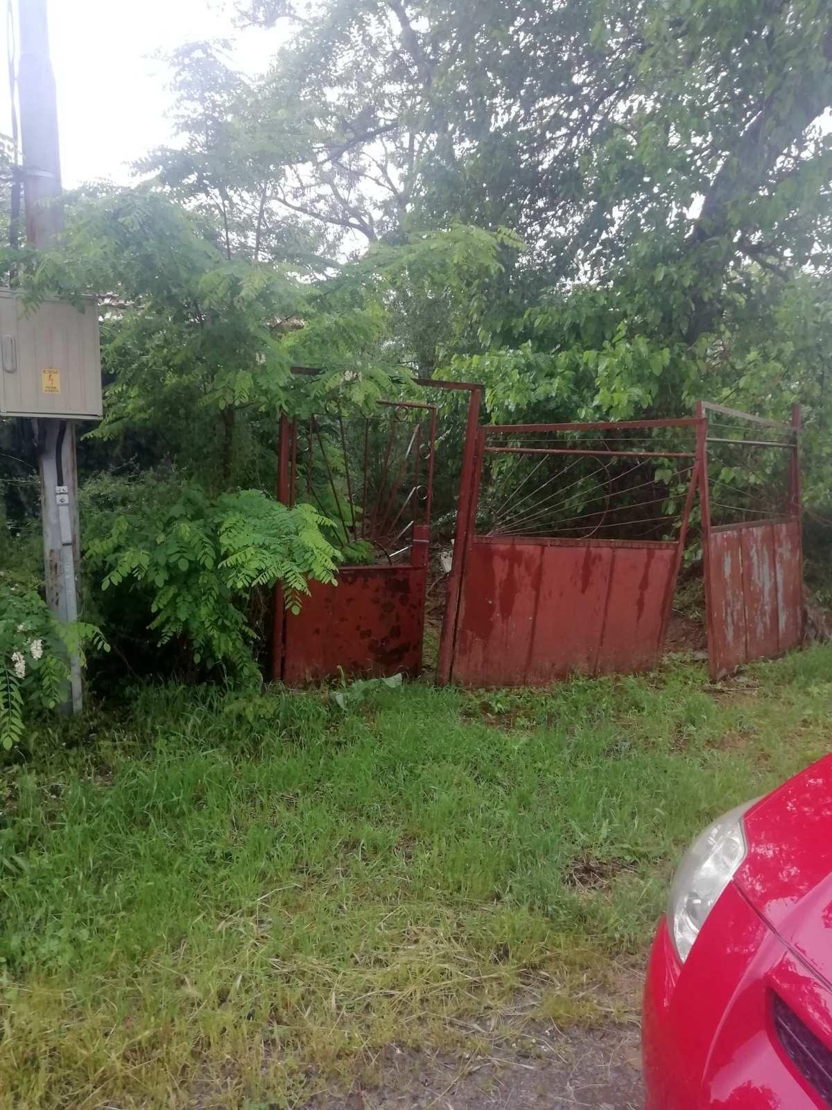 Building plot with an old, dilapidated house