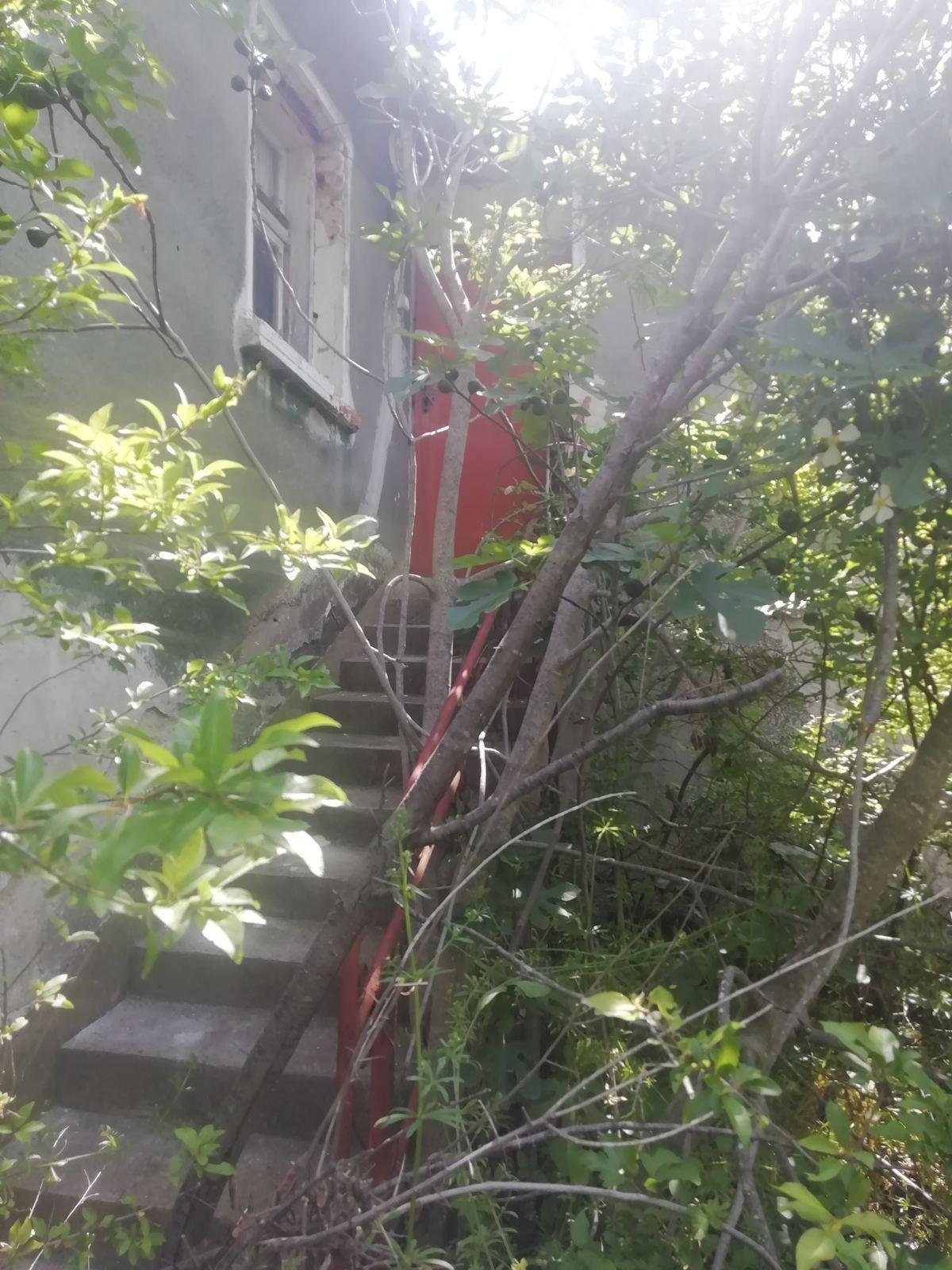 Building plot with an old, dilapidated house