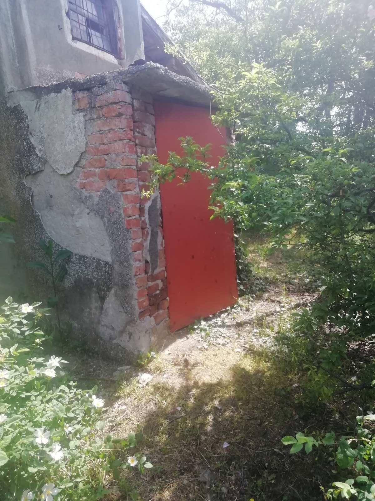 Building plot with an old, dilapidated house