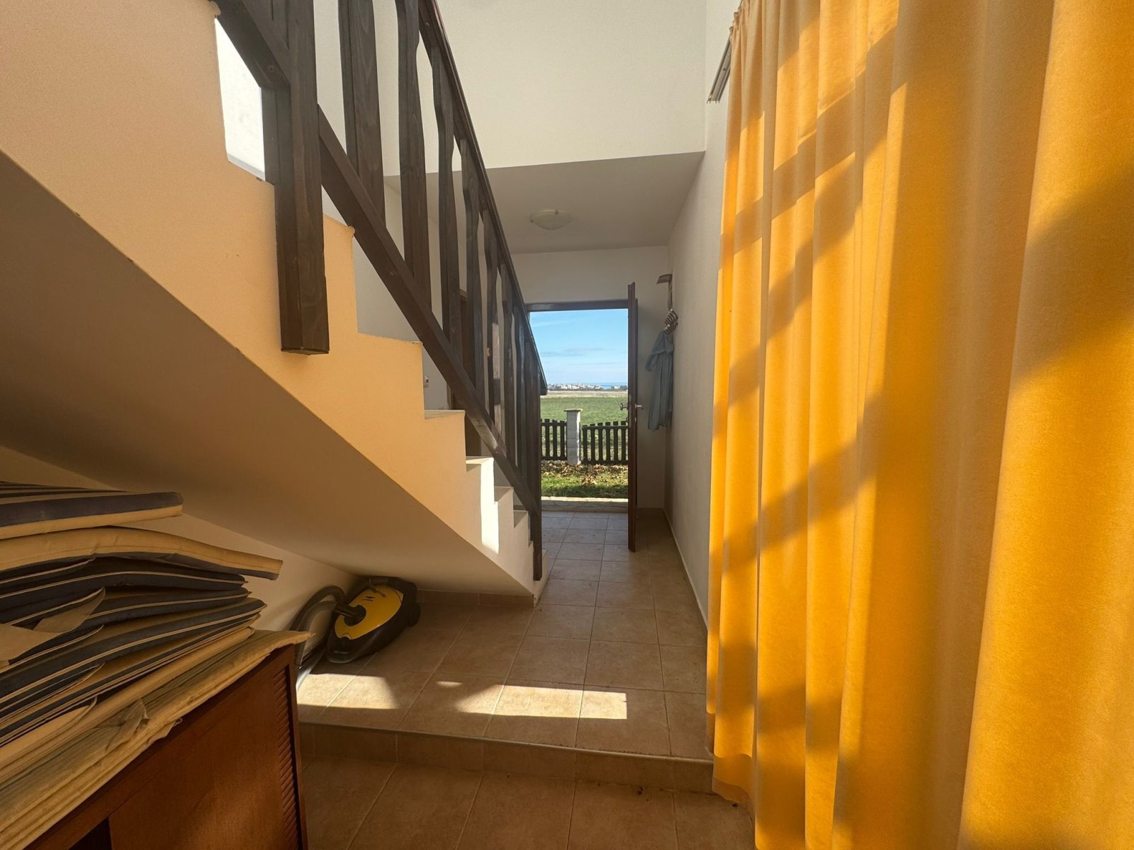 Bright entrance area with panoramic view – Welcome home!