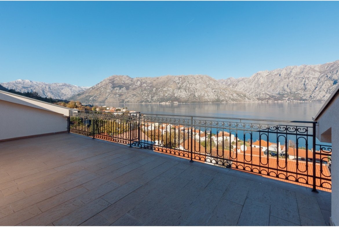 Großzügiges Penthouse mit Terrasse und Panoramablick aufs Meer – Kotor