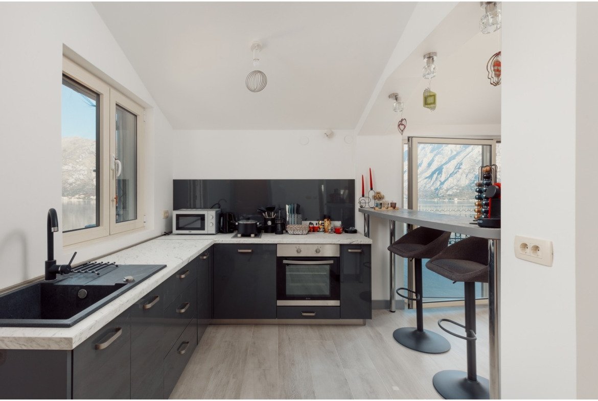 Großzügiges Penthouse mit Terrasse und Panoramablick aufs Meer – Kotor