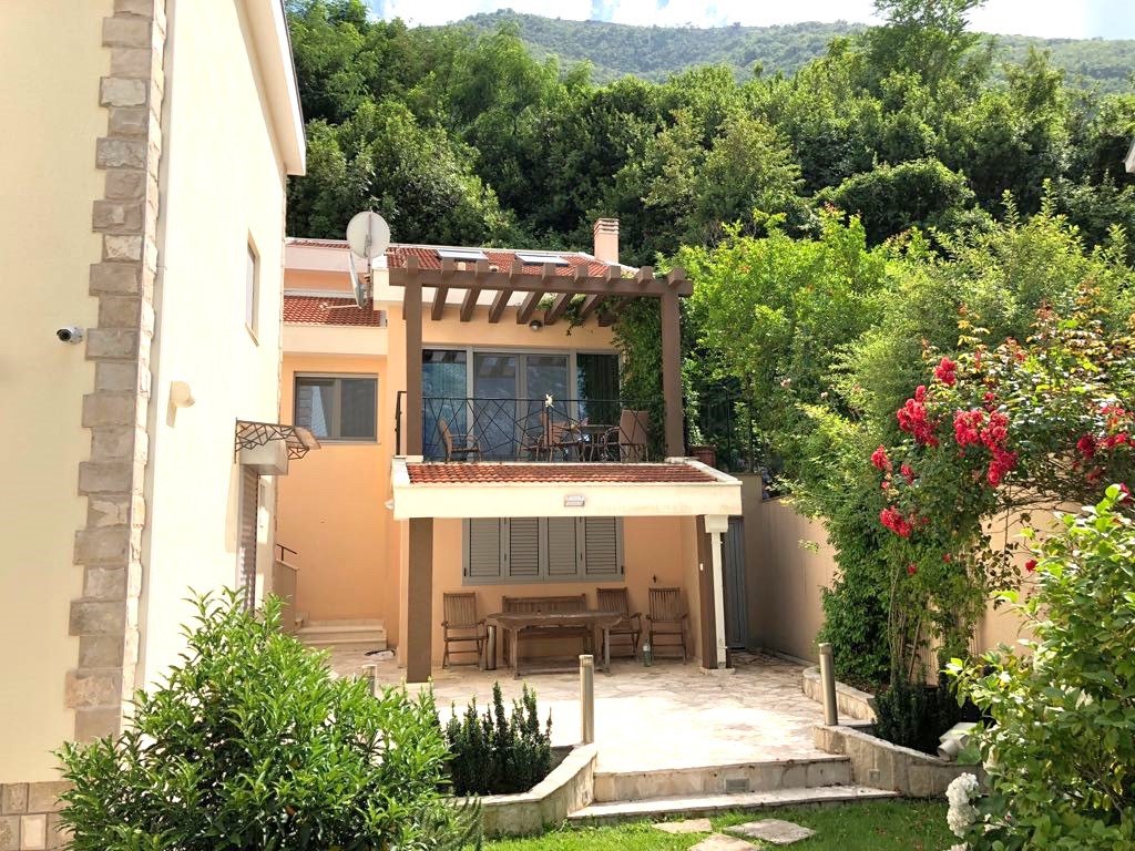 Einzigartige Villa direkt am Meer in Stoliv mit großem Garten, Garage und Panoramablick aufs Meer.