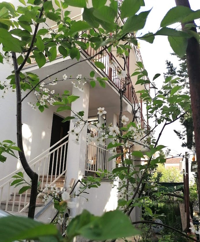 Mehrfamilienhaus zum Wohnen und Vermieten in Bar, Utjeha