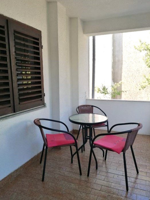 Mehrfamilienhaus zum Wohnen und Vermieten in Bar, Utjeha