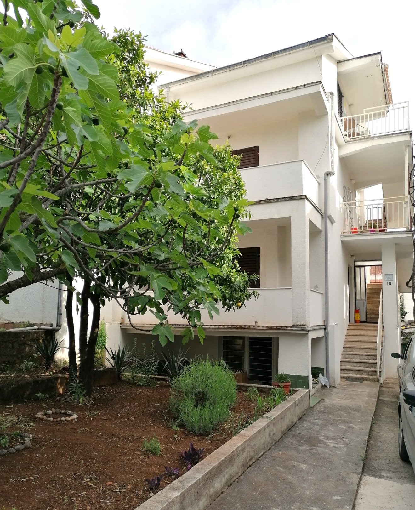 Mehrfamilienhaus zum Wohnen und Vermieten in Bar, Utjeha