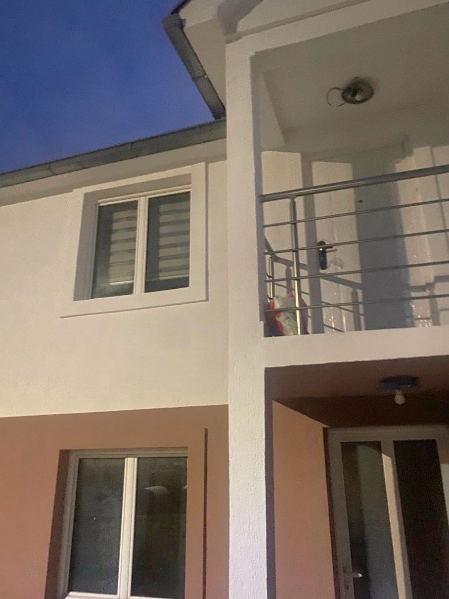 Einfamilienhaus mit zwei Wohnungen, ruhige Lage und Parkplatz in Djurmani, Bar