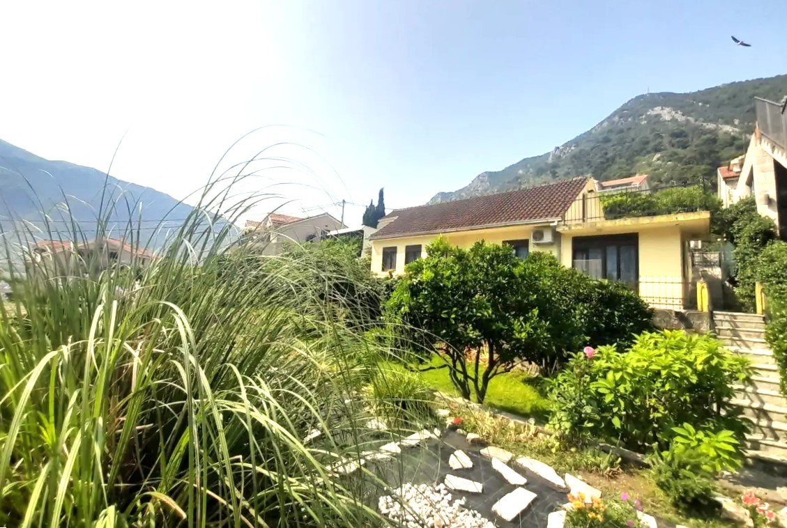 Familienhaus mit drei Schlafzimmern und atemberaubendem Meerblick – Prčanj, Kotor