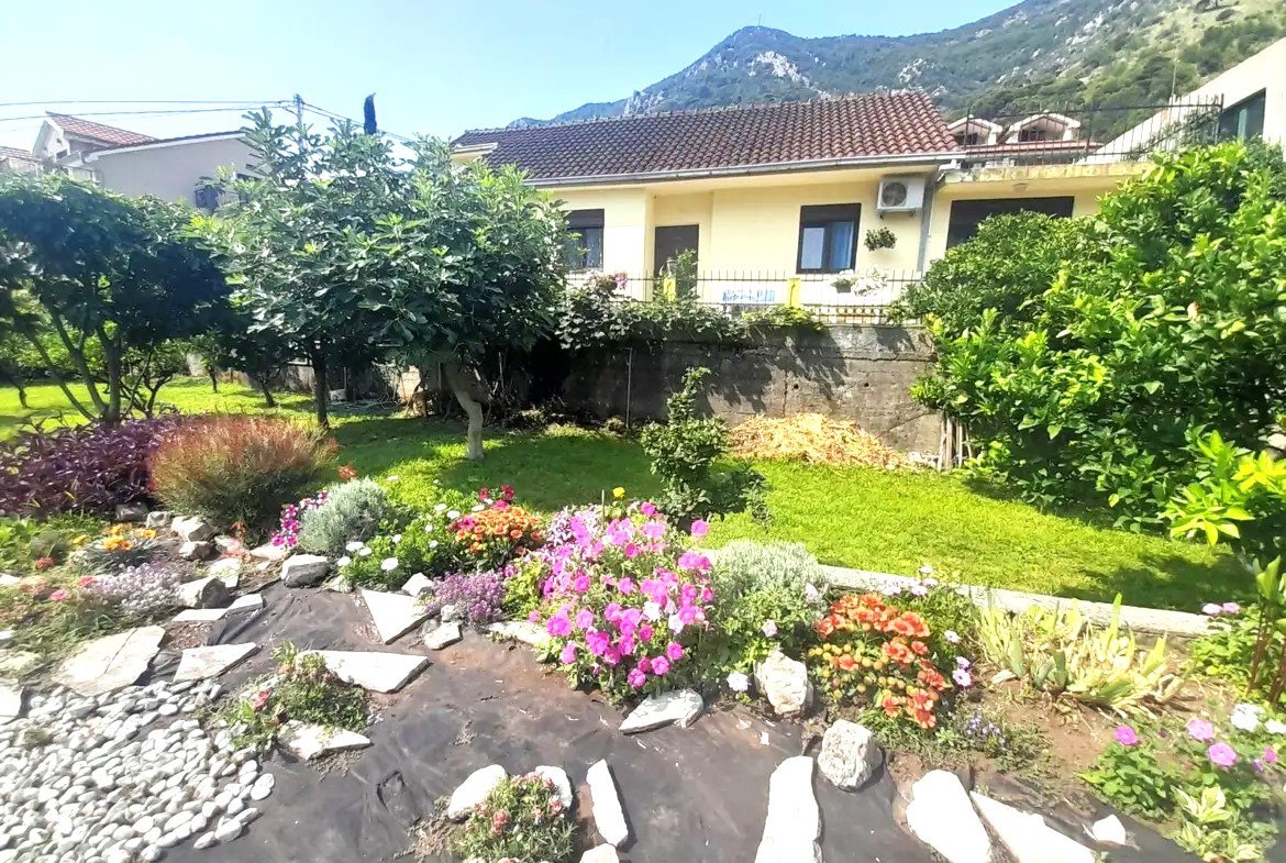 Familienhaus mit drei Schlafzimmern und atemberaubendem Meerblick – Prčanj, Kotor