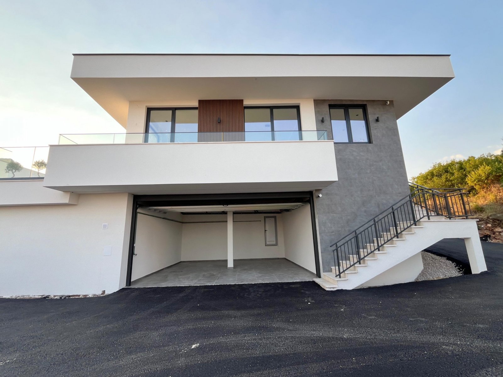 Neues, modernes Haus mit Swimmingpool und Doppelgarage in Meeresnähe – Ruhe und Stil in Kotor, Krimovice