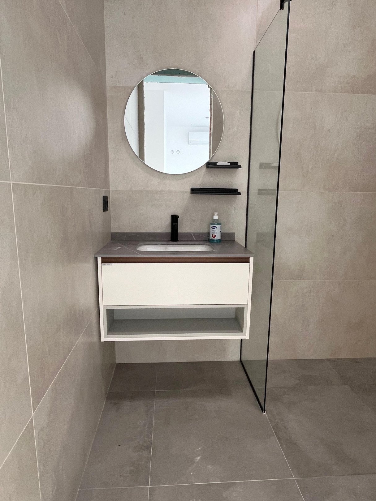 Neues, modernes Haus mit Swimmingpool und Doppelgarage in Meeresnähe – Ruhe und Stil in Kotor, Krimovice