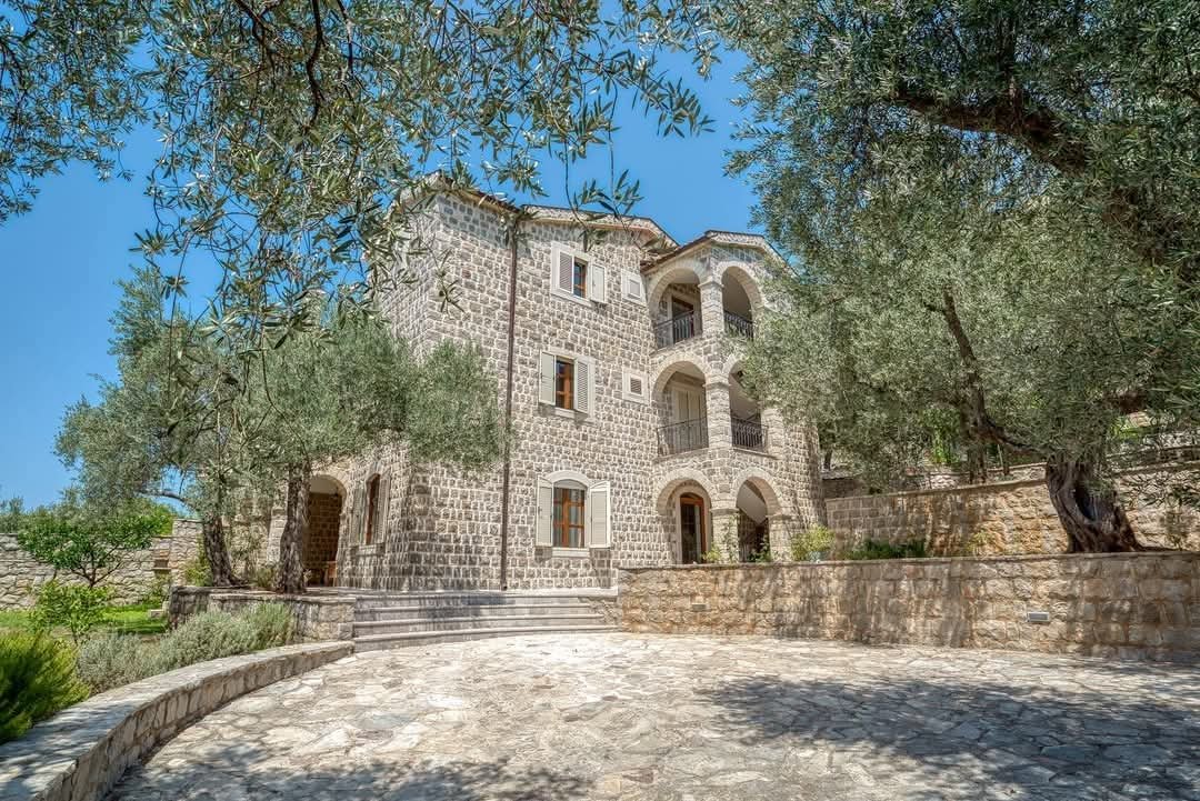 Exklusive Villa mit Pool und großem Grundstück mit Panoramablick auf Meer und Berge in Reževići