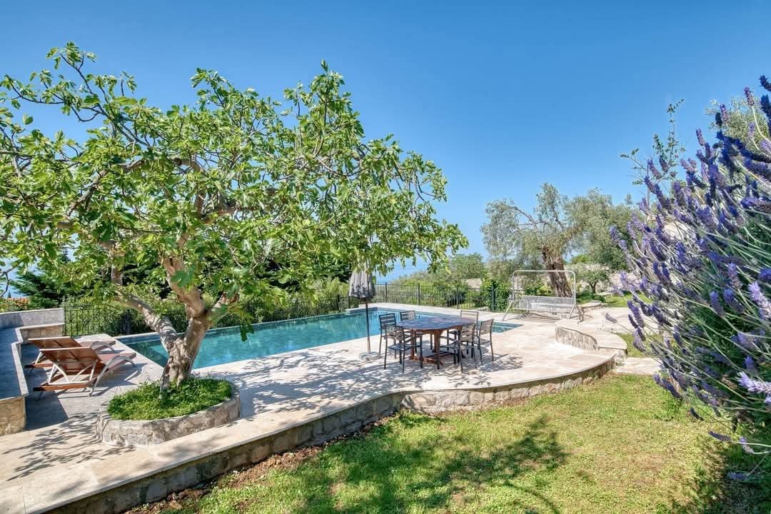 Exklusive Villa mit Pool und großem Grundstück mit Panoramablick auf Meer und Berge in Reževići