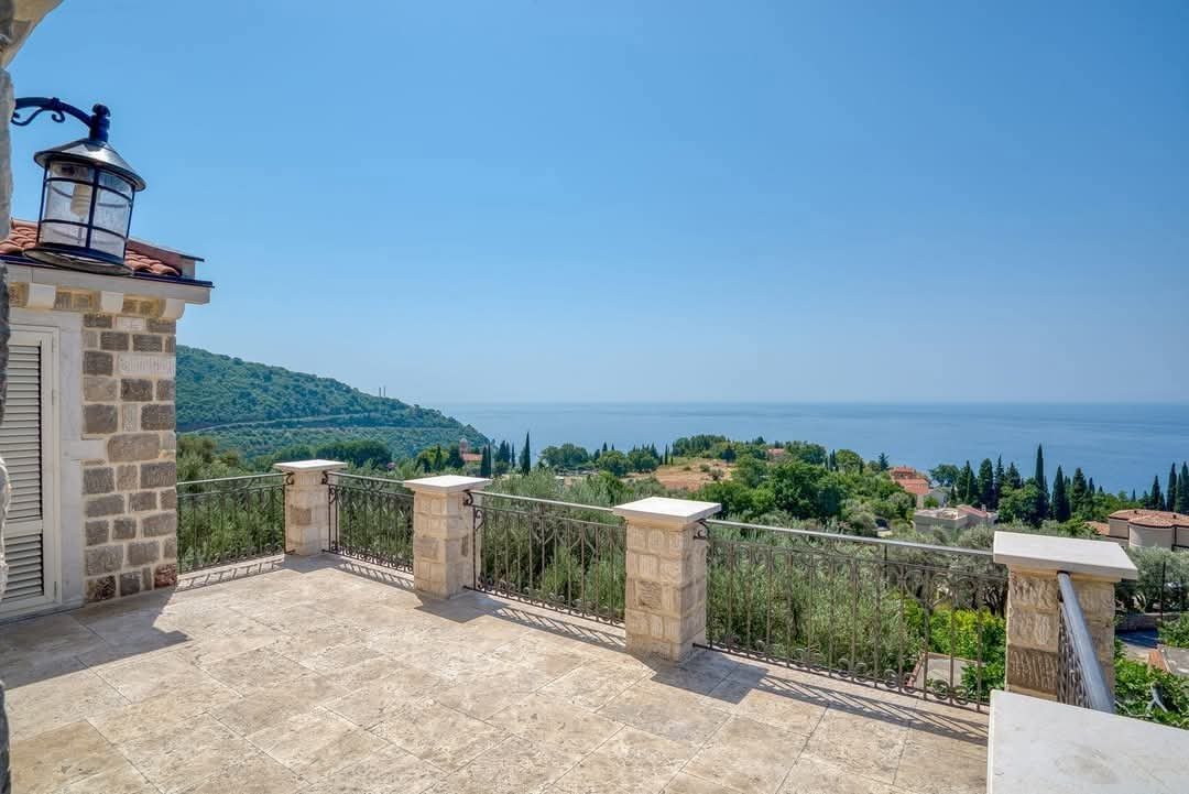 Exklusive Villa mit Pool und großem Grundstück mit Panoramablick auf Meer und Berge in Reževići