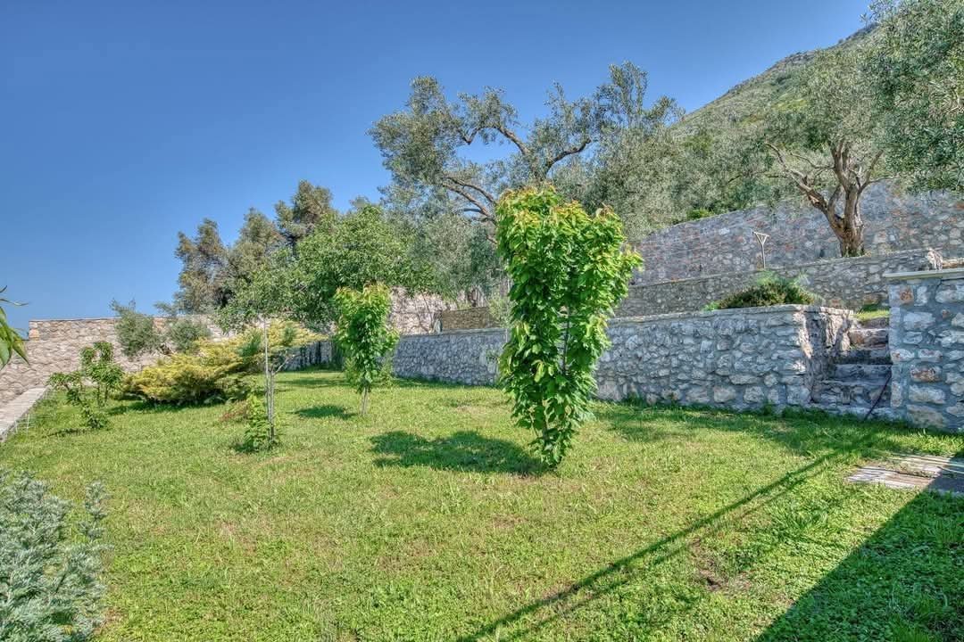 Exklusive Villa mit Pool und großem Grundstück mit Panoramablick auf Meer und Berge in Reževići