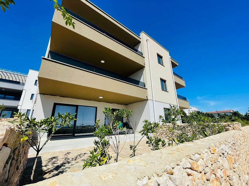 Neues, modernes Apartment mit großer Terrasse und Garten – Novalja, Pag