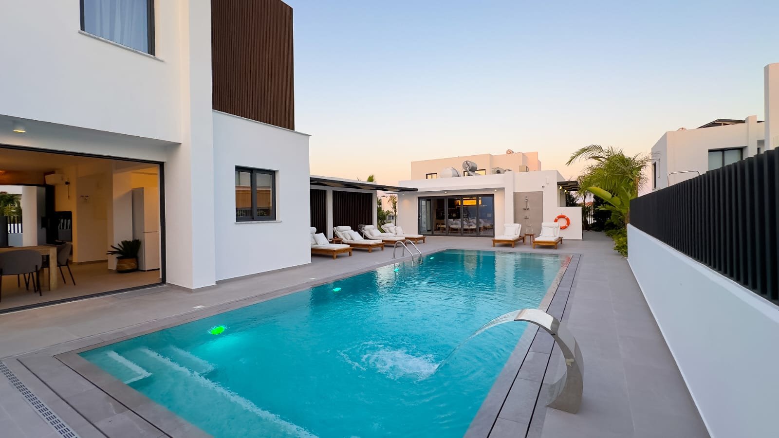 Anlagevilla neben dem neuesten Yachthafen Zyperns, mit privatem Grundstück und Swimmingpool