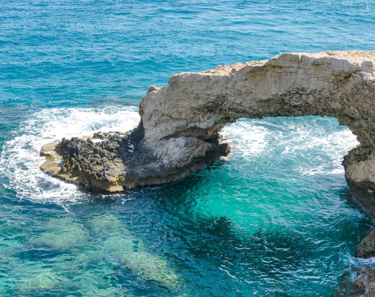 Anlagevilla neben dem neuesten Yachthafen Zyperns, mit privatem Grundstück und Swimmingpool