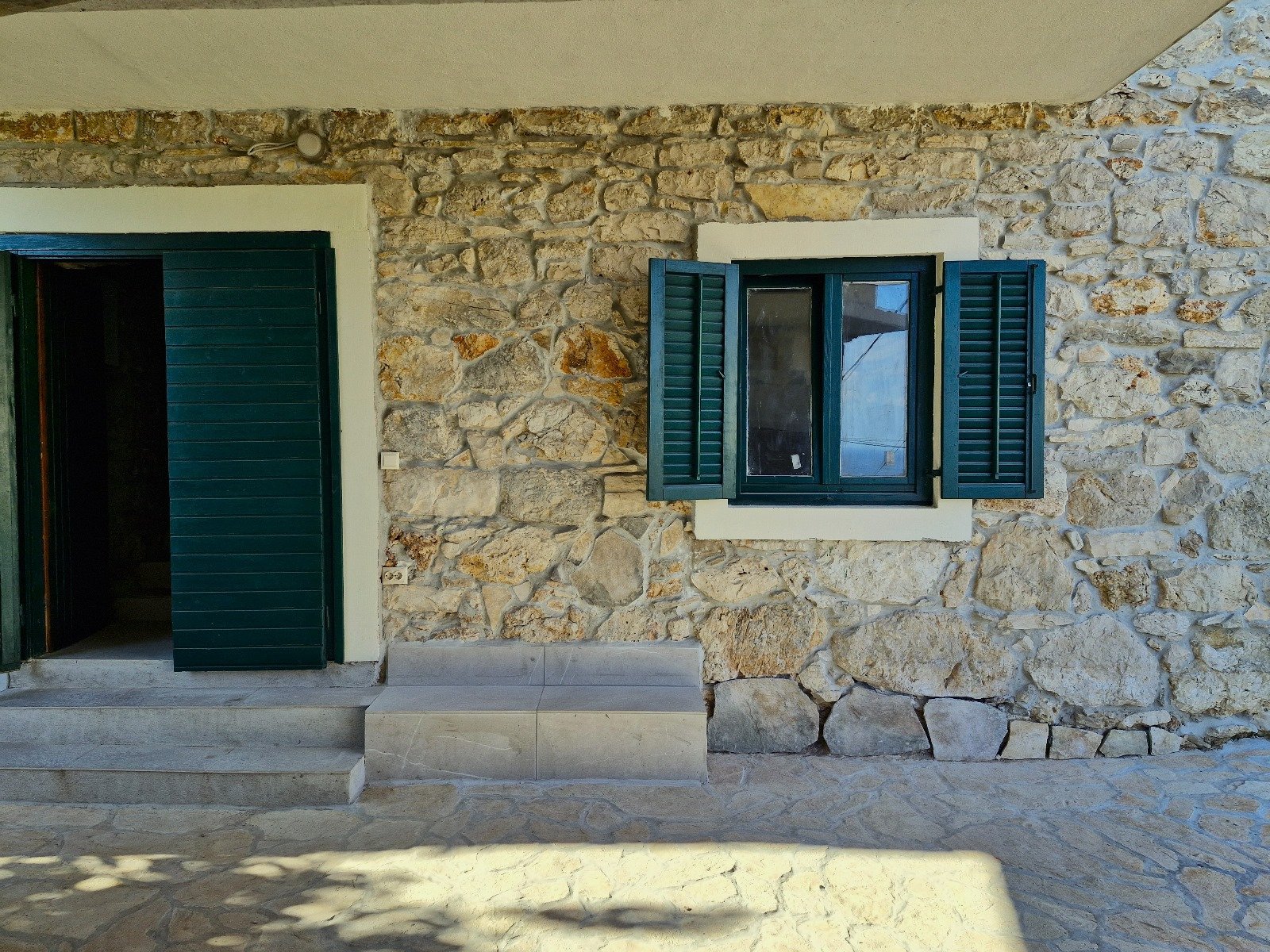 Steinhaus mit Blick auf das Meer und die Weinberge – friedliches Leben im Herzen der Insel Korčula