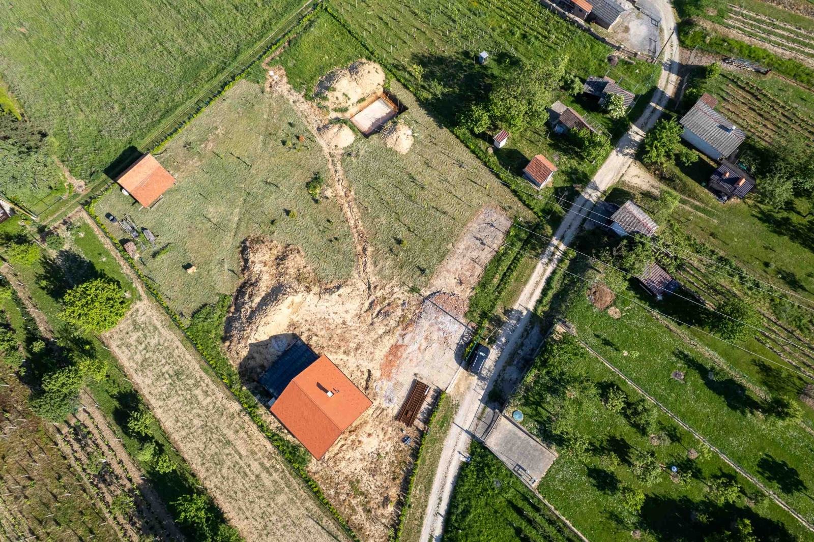 Haus im Bau auf einem großen Grundstück von 3500 m² mit Obstgarten – Vrbovec, Celine