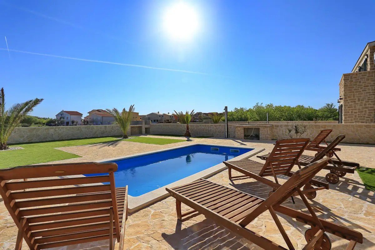 Vollständig möbliertes zweistöckiges Haus mit Swimmingpool in Privlaka, 250 Meter vom Strand entfernt