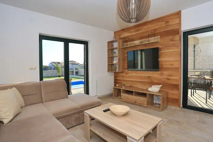 Vollständig möbliertes zweistöckiges Haus mit Swimmingpool in Privlaka, 250 Meter vom Strand entfernt