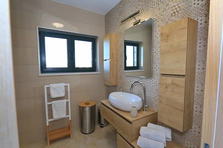 Vollständig möbliertes zweistöckiges Haus mit Swimmingpool in Privlaka, 250 Meter vom Strand entfernt