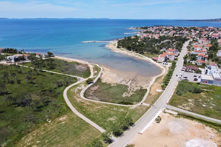Vollständig möbliertes zweistöckiges Haus mit Swimmingpool in Privlaka, 250 Meter vom Strand entfernt